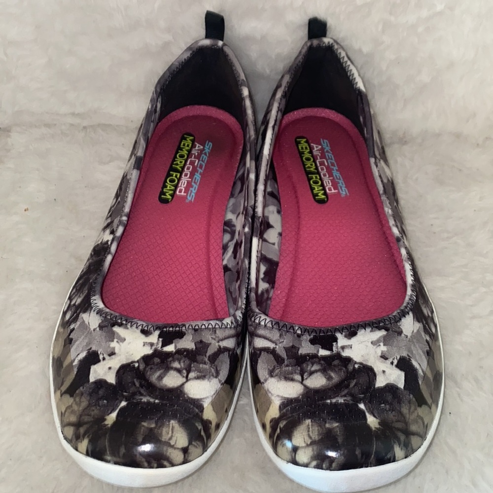 ⬇️Black floral Skechers air cooled memory foam slip ons - Picture 2 of 6